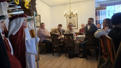 Auftritt der Sternsinger, vorne v.l. Helmut Zeitler, Sarah Matzke, die Ehelaute Dal, Dr. Carolin Wagner. (Bild: Hubert Rosner)