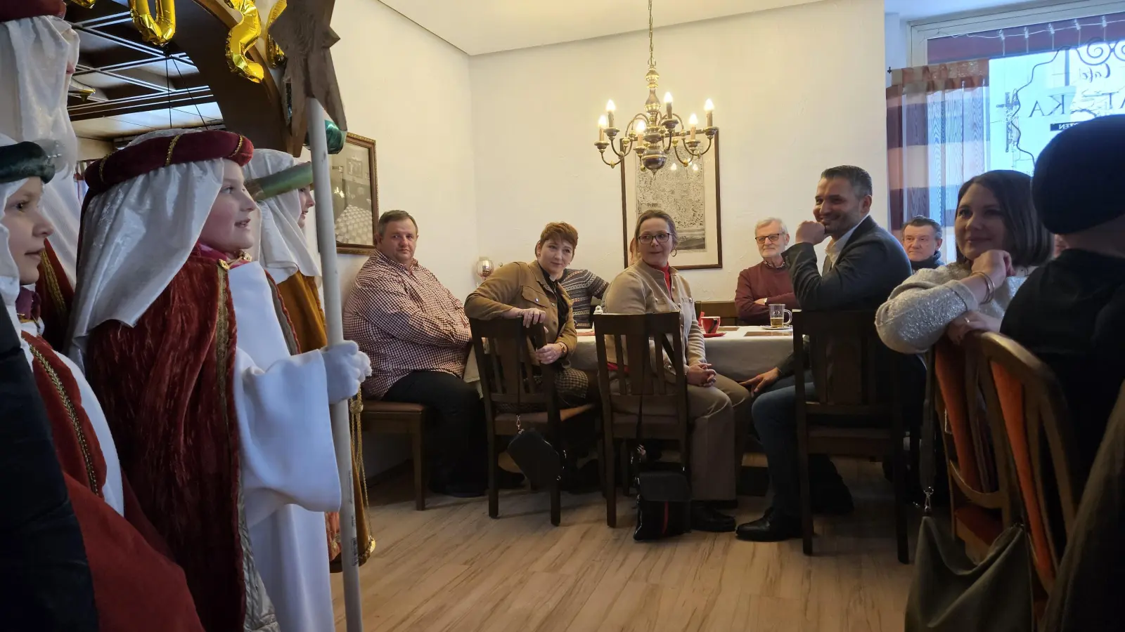 Auftritt der Sternsinger, vorne v.l. Helmut Zeitler, Sarah Matzke, die Ehelaute Dal, Dr. Carolin Wagner. (Bild: Hubert Rosner)