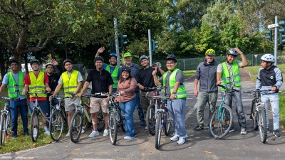Bild zeigt eine Gruppe mit ihren Ausbildern Thomas Nörl (3. v. r.) und Josef Argauer (6. v. r) im Verkehrsübungsgarten. (Bild: David Runschke)