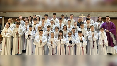 Bei einem festlich gestalteten Familiengottesdienst Ministranten*innen verabschiedet und neu aufgenommen.  (Bild: Sabine Baldauf)