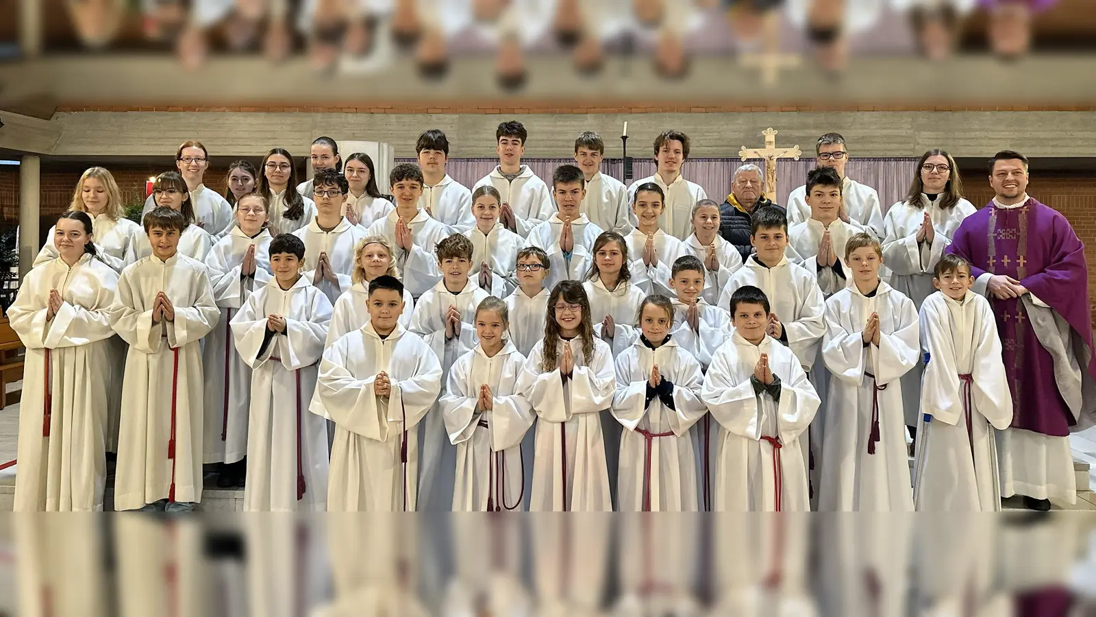 Bei einem festlich gestalteten Familiengottesdienst Ministranten*innen verabschiedet und neu aufgenommen.  (Bild: Sabine Baldauf)