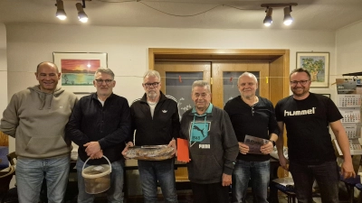 Siegerehrung mit 1. Vorstand Christian Stöcklmeier, Trostpreis-Gewinner Thomas Gebhardt, 1. Sieger Herbert Ringel, 2. Sieger Ludwig Segerer, 3. Sieger Herbert Witzel, 2. Vorstand Stefan Karg (v.l.n.r)  (Bild: Max Karg )