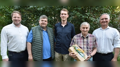 (Von links) CSU Ortsvorsitzender Henner Wasmuth, Bürgermeister Dieter Dehling, neuer CSU Gemeinderat Christoph Margraf, Jubilar (70. Geburtstag) Heinz Pickel und CSU Kreisvorsitzender Harald Schwartz (Bild: Norbert Weis)
