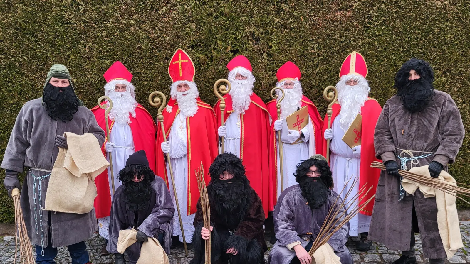 Die fünf Nikolausteams der Kolpingfamilie Grafenwöhr. (Bild: Vivian Woods)