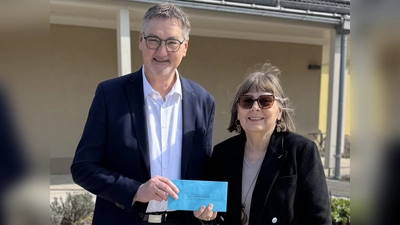 Im Namen aller Stullner Ortsvereine überreichte Bürgermeister Hans Prechtl im Garten des Bruder-Gerhard-Hospizes eine Spende in Höhe von 1.000 Euro an die Vorsitzende des Hospizvereins Stadt und Landkreis Schwandorf e. V., Gisela Pöhler.<br> (Bild: Irmgard Berr)