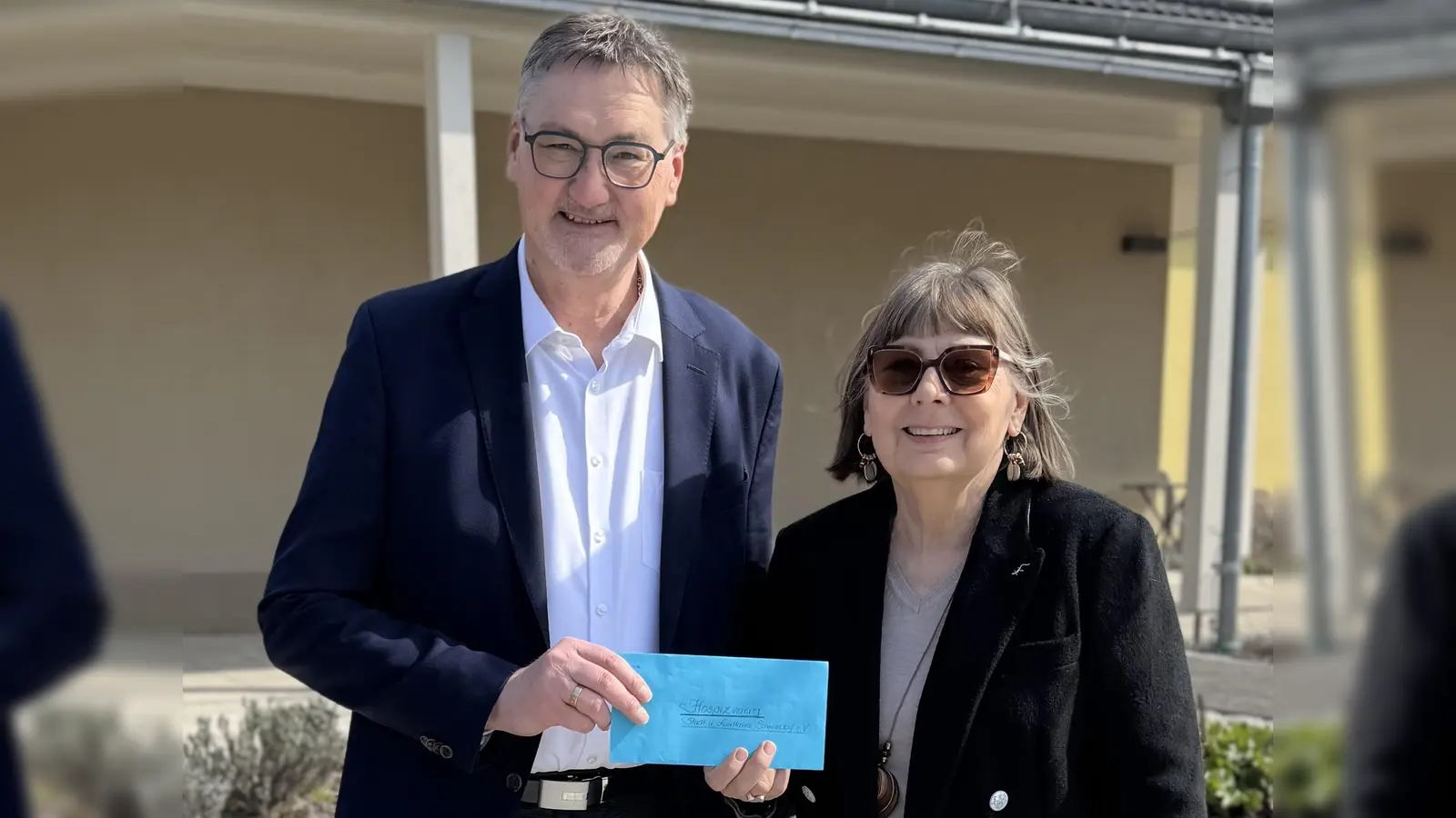 Im Namen aller Stullner Ortsvereine überreichte Bürgermeister Hans Prechtl im Garten des Bruder-Gerhard-Hospizes eine Spende in Höhe von 1.000 Euro an die Vorsitzende des Hospizvereins Stadt und Landkreis Schwandorf e. V., Gisela Pöhler.<br> (Bild: Irmgard Berr)