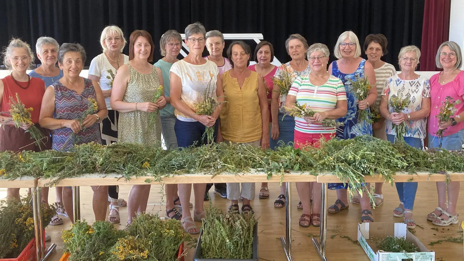 Viele Helferinnen beim Binden der duftenden Kräuterbüschel. (Bild: Maria Six )