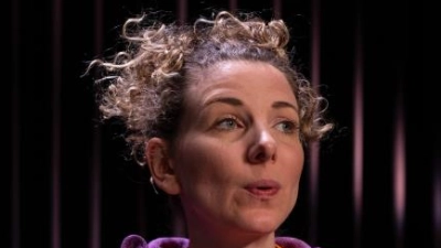 AnnPhie Fritz präsentiert ihr Debüt-Programm „Shanti Schatzi“ in Nabburg. (Bild: Marija Sabanovic)