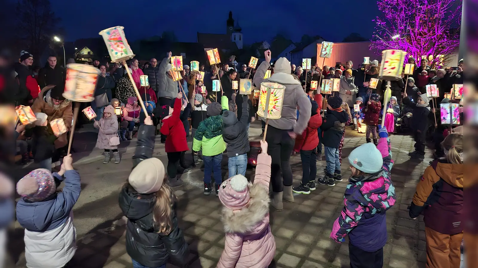 Mit einer Martinsandacht, einem Martinszug und einem Laternentanz vor dem AWO Kinderstodl Püchersreuth feierten die Kinder den Heiligen St. Martin (Bild: Hans Prem)