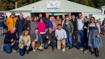 Das Helferteam des CSU Kreisverbandes vor ihren Besuchern bei der CSU Erdäpflkirwa.  (Bild: Reiner Nachtigall)
