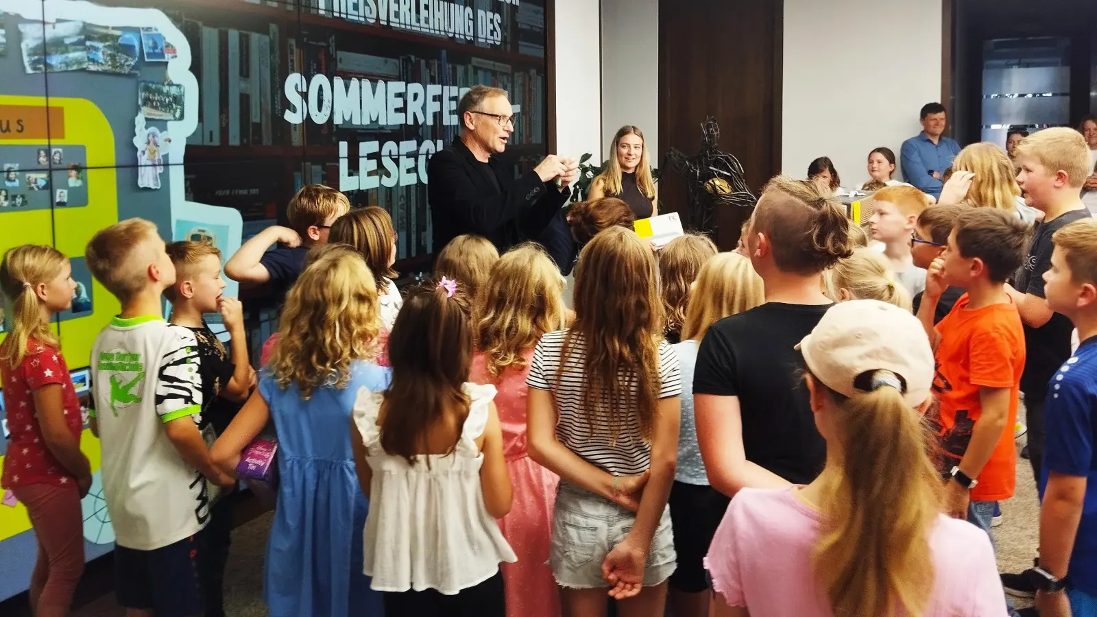 Teilnehmende Kinder des Sommerferien-Leseclubs mit Bürgermeister Bernd Sommer und Christina Kien von der Firma Kassecker. (Bild: Kristina Gebel )