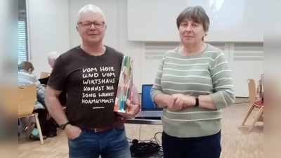 Ingrid Weigert bedankt sich bei „Bebbo” Schuller. (Bild: Josef Schuller)