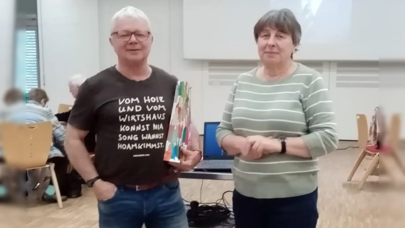 Ingrid Weigert bedankt sich bei „Bebbo” Schuller. (Bild: Josef Schuller)