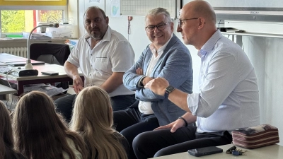 Martin Scharf (Mitte) im Gespräch mit Grundschülern sowie Bgm. Oliver Becher (links) und Schulleiter Alexander Köstler (rechts).<br> (Bild: Florian Dickert)