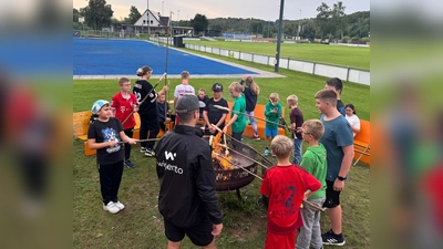 Beim Jugend-Feriencamp des 1.FC Rieden versammelt man sich gerne um die Feuerschale (Bild: gau)