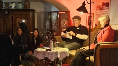 Einen spannenden Abend bescherte die Krimi-Autorin Gabi Wenzl (rechts) den Besuchern ihrer Lesung in der zum Wohnzimmer verwandelten alten Mälzerei, Moderiert wurde due Veranstaltung von Roland Fritsch (2. von rechts), musikalisch umrahmt von Marie und Paulina Friedl (von rechts).<br><br> (Bild: Christina Wisneth)