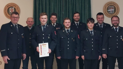 v.l.n.r.: 1.Vorstand Erich Deichl, 2. Bürgermeister Franz Weiß, Andreas Heldmann, Kreisbrandmeister<br>Dominik Ernst, Paul Rumpler, Markus Schäffer, Jakob Rumpler, Stefan Schadl, 1.<br>Kommandant Günther Rumpler (Bild: Erich Deichl)