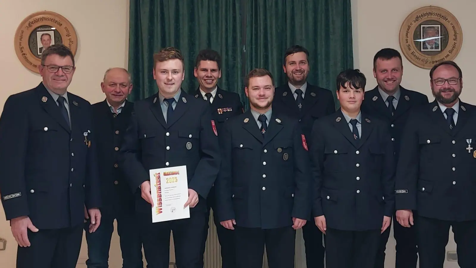 v.l.n.r.: 1.Vorstand Erich Deichl, 2. Bürgermeister Franz Weiß, Andreas Heldmann, Kreisbrandmeister<br>Dominik Ernst, Paul Rumpler, Markus Schäffer, Jakob Rumpler, Stefan Schadl, 1.<br>Kommandant Günther Rumpler (Bild: Erich Deichl)