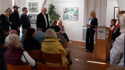 Linie trifft Farbe - Volles Haus bei der Vernissage (Bild:  Werner Reger)
