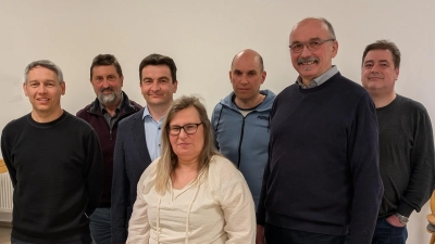 Die neue Vorstandschaft mit dem neuen Vorsitzenden Markus Kaufmann (3. von links), 2. Vorsitzenden Walter Zimmermann (2. von rechts), Kassiererin Andrea Sertl (4. von links), den Beisitzern Laszlo Peter (2. von links), Matthias Heining (links) und Schriftführer Martin Schraml (3. von rechts) sowie Ortssprecher Klaus Biersack (rechts). (Bild: Dr. Gerhard Dobmeier)
