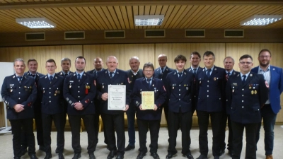 Der neu gewählte Verwaltungsrat mit Ehrenvorsitzendem Rajmund Buchmann und Richard Biersack (40-jährige Vereinstreue) vorne Mitte. Ihnen gratulierten KBI Wolfgang Schwarz, Bürgermeister Ludwig Biller und Stellvertreter Julian Kraus (hinten v. li.).  (Bild: Siegfried Bock)