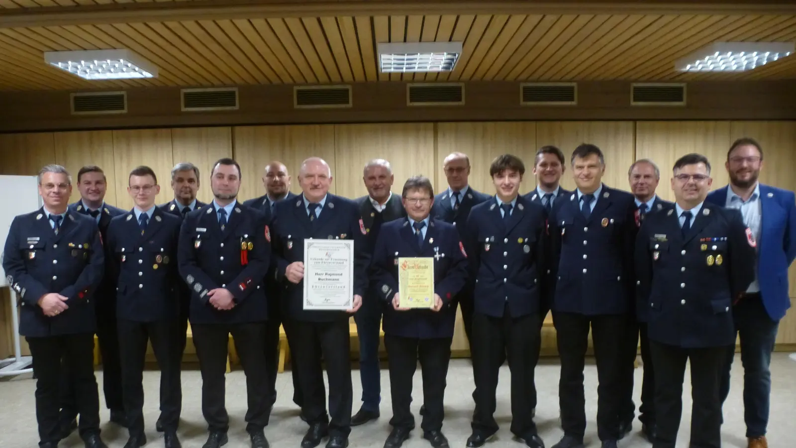 Der neu gewählte Verwaltungsrat mit Ehrenvorsitzendem Rajmund Buchmann und Richard Biersack (40-jährige Vereinstreue) vorne Mitte. Ihnen gratulierten KBI Wolfgang Schwarz, Bürgermeister Ludwig Biller und Stellvertreter Julian Kraus (hinten v. li.).  (Bild: Siegfried Bock)