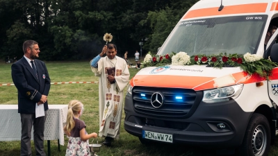 Pater Prince Kalarimuryil stellt das neue Einsatzfahrzeug unter den Segen Gottes. Links Vorsitzender Martin Tafelmeyer. (Bild: Siegfried Bock )
