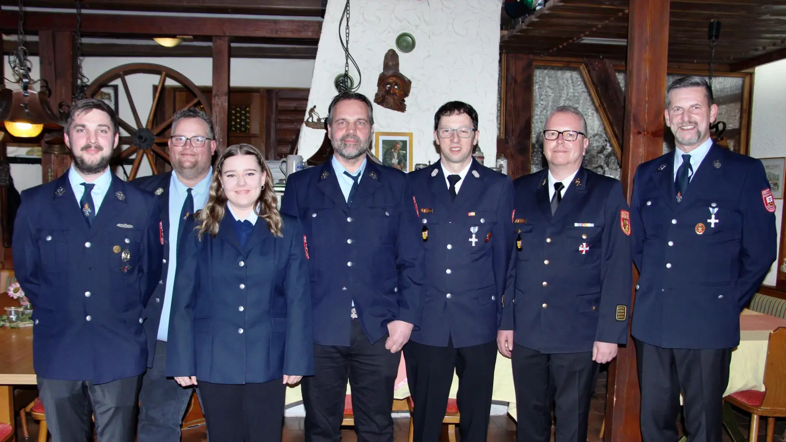 Das Foto zeigt von links: Neuer 1. Kommandant Adrian Lutter, bisheriger 1. Kommandant Daniel Lobewein, Kassierin Theresa Vogel, 1. Vorsitzender Gerd Ertel, Kreisbrandmeister Norbert Sperber, Kreisbrandinspektor Christof Strobl, Bürgermeister Roman Berr. (Bild: Leonhard Ehras)