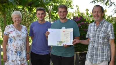Von links nach rechts bei der Spendenübergabe: Margot Eder, Daniel und Florian Donhauser, Hans Eder (Bild: Thomas Donhauser)