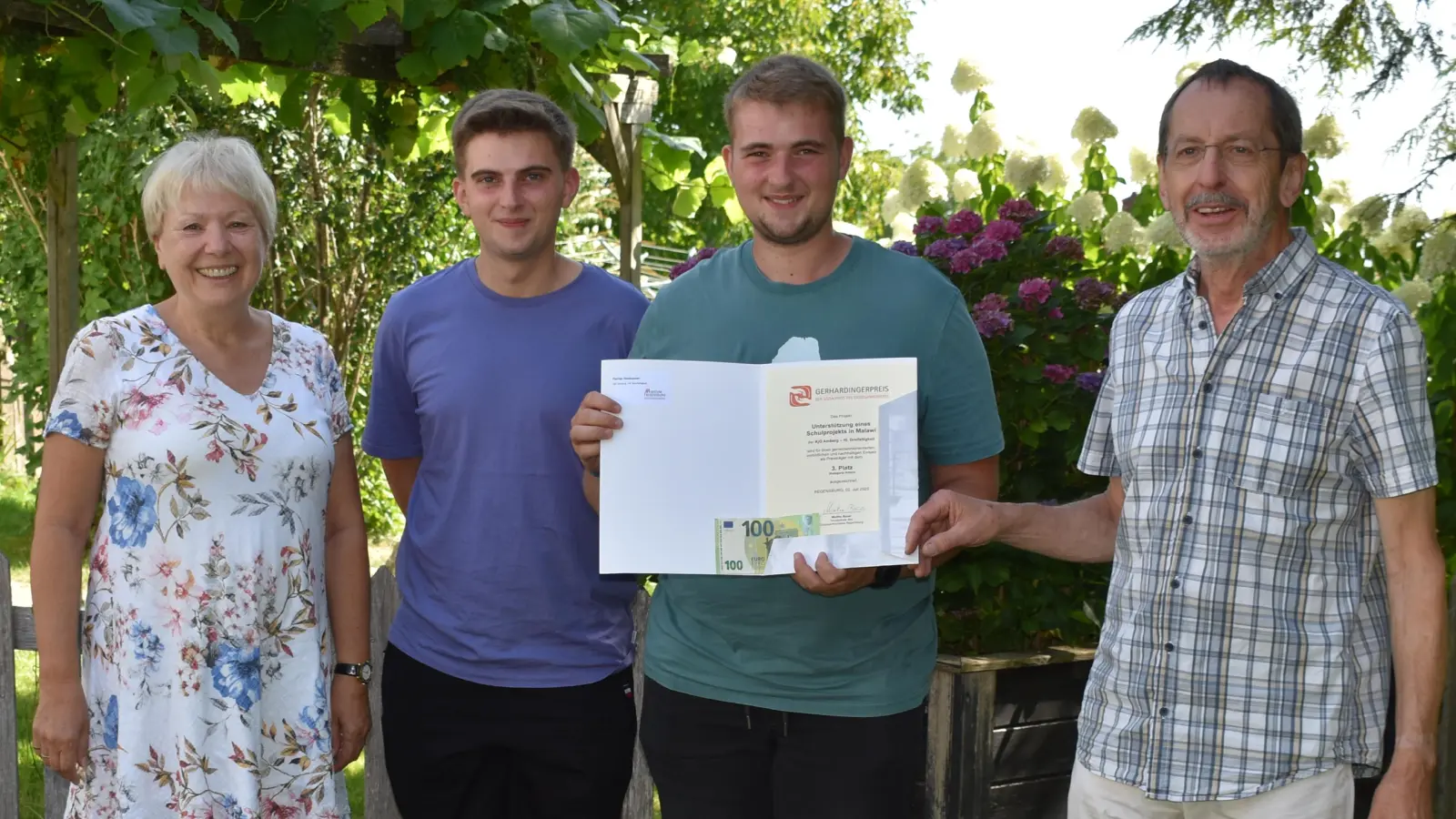 Von links nach rechts bei der Spendenübergabe: Margot Eder, Daniel und Florian Donhauser, Hans Eder (Bild: Thomas Donhauser)
