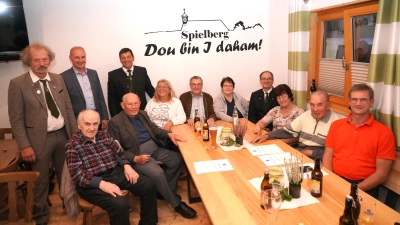 Im Spielberger Dorfhaisl feiern die TELL – Schützen Spielberg ihr 70-jähriges Jubiläum. Mit im Bild: Schützenmeister Hans Leipold (links stehend) und die drei Gründungsmitglieder Hans Wittmann (sitzend links), Georg Meckl (sitzend 2. von links) und Michael Völkl (Sechster von rechts) sowie Ehrenmitglied Josef Völkl (Zweiter von rechts) (Bild: Franz Völkl)