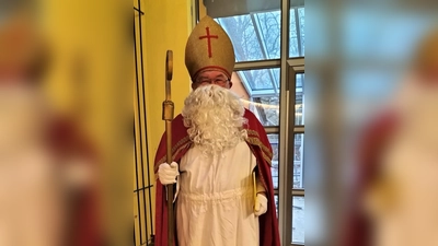 Der heilige Nikolaus besuchte die Grundschule Etzenricht (Bild: Gabriela Bäumler)