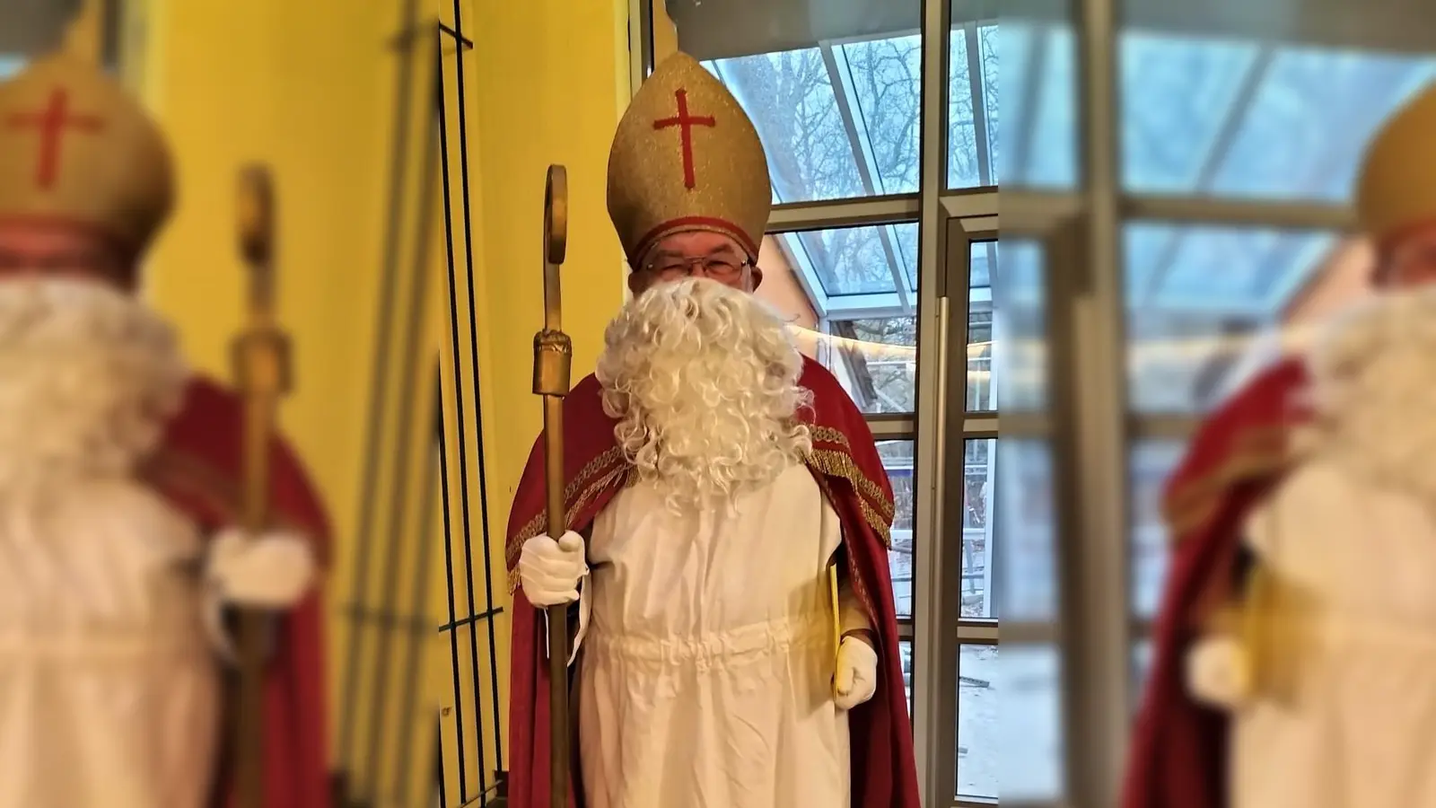 Der heilige Nikolaus besuchte die Grundschule Etzenricht (Bild: Gabriela Bäumler)