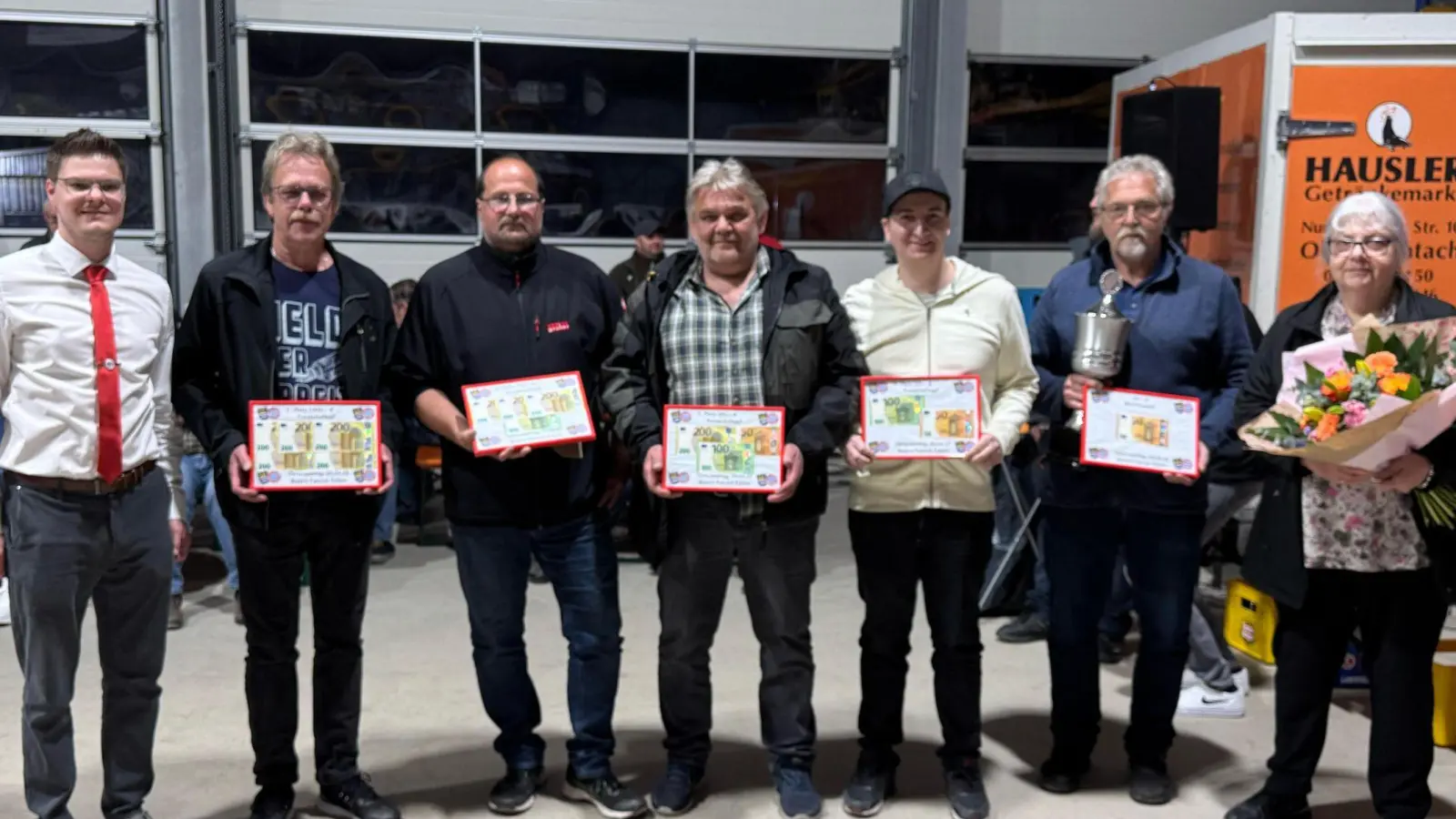 Im Namen des Bayernfanclub gratulierte Vorsitzender Timo Brenner (v.l.) den vier Erstplatzierten Peter Völkl, Martin Nagl, Dieter Stark und Daniel Hollweck, dem Marktmeister Michael Kleber und der besten Schafkopferin Renate Wiendl. (Bild: Karl Ziegler)