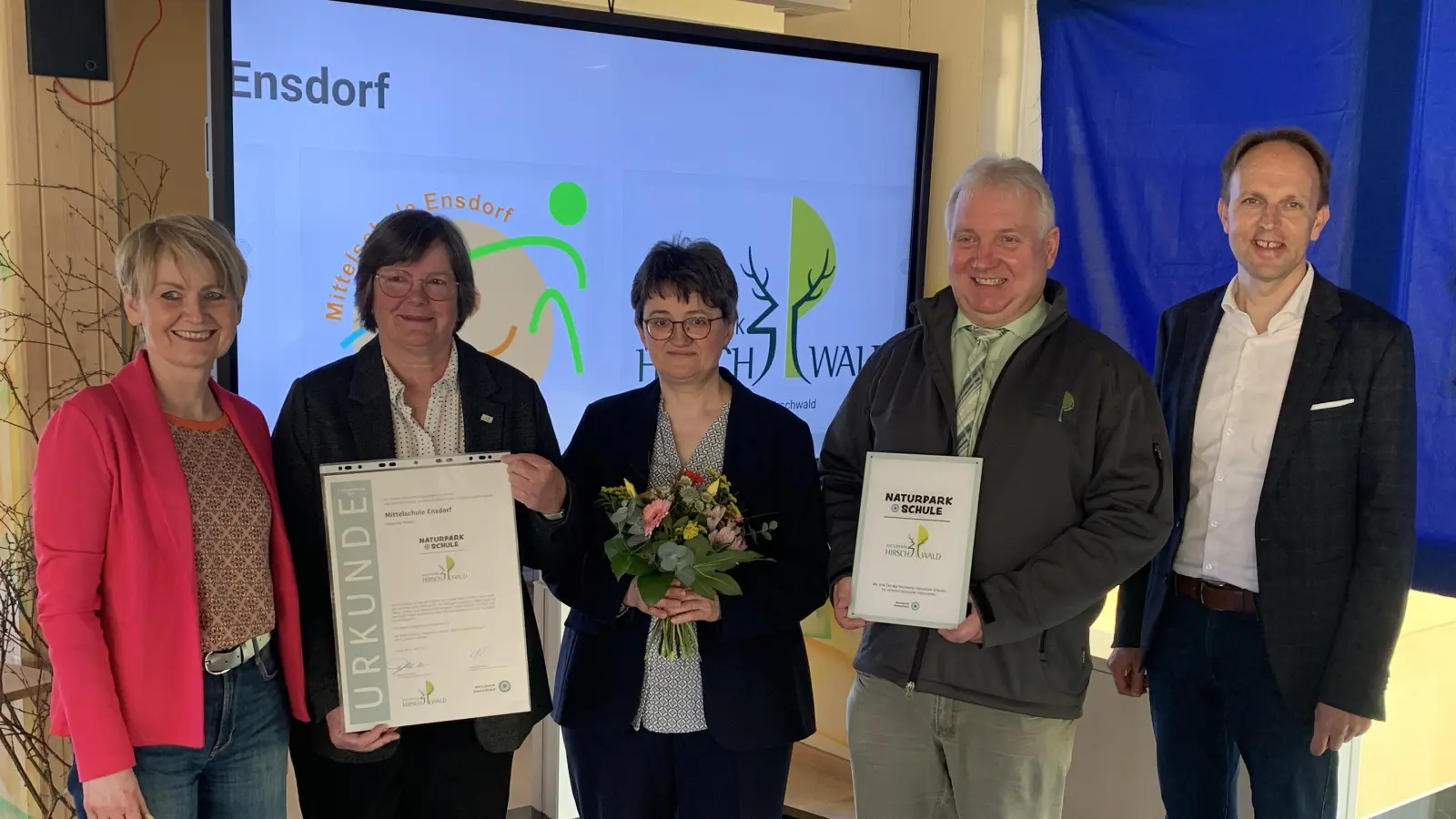 von links nach rechts Sabine Müller (Gemeinde Ensdorf), Isabel Lautenschlager (Naturpark Hirschwald), Helga Gradl (MS Ensdorf), Markus Dollacker (Naturpark Hirschwald), Stephan Tischer (Schulamtsdirektor). (Bild: Claudia Straller)