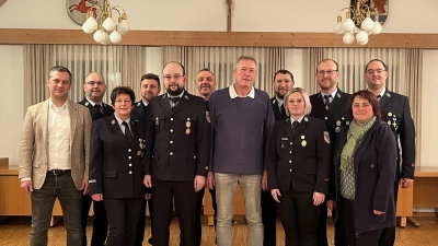 Bild zeigt die Geehrten zusammen mit Bürgermeister Wolfgang Söllner (v.v.li) Monika Horn, Thomas Knott, Eberhard Söllner, Nadine Prechtl, Gabi Zaus. (Bild: Josef Söllner)