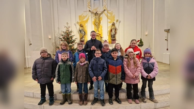 Die zwölf Kommunionkinder der Pfarrei St. Emmeram Waidhaus stellten sich beim Vorstellungsgottesdienst gemeinsam mit Pfarrer Adam Karolczak der Pfarrgemeinde vor. (Bild: Josef Kleber)