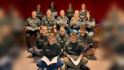 Die gesamte Theatergruppe probt schon fleißig und fiebert der Premiere entgegen. (Bild: Lukas Forster)