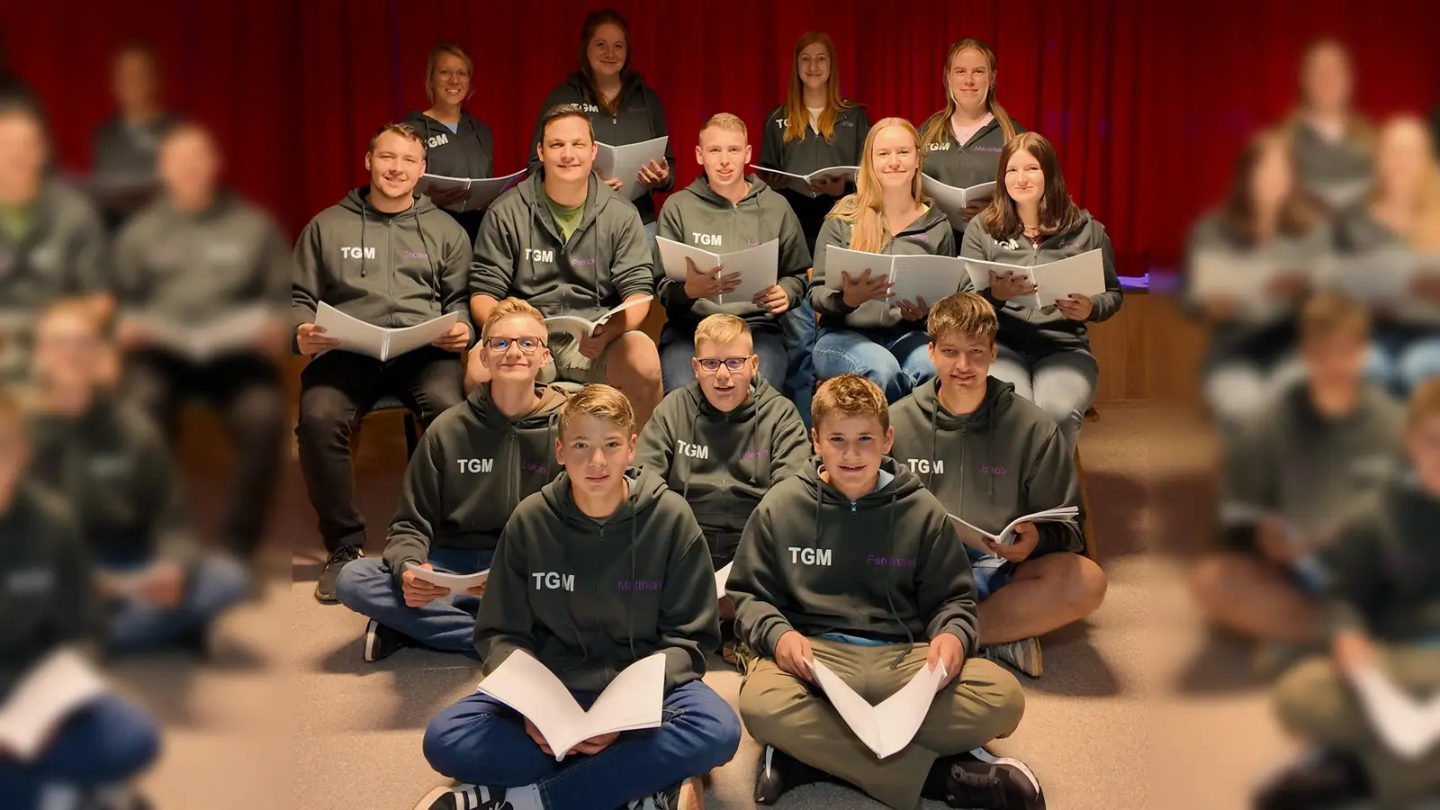 Die gesamte Theatergruppe probt schon fleißig und fiebert der Premiere entgegen. (Bild: Lukas Forster)