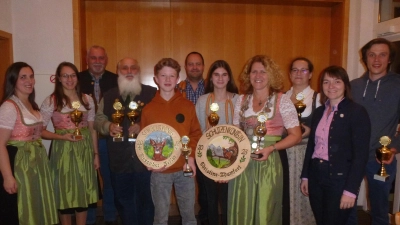 Den neuen Hoheiten und Meistern gratulieren Bürgermeister Ludwig Biller (hinten links) und Nicole Presche (rechts) (Bild: bk)