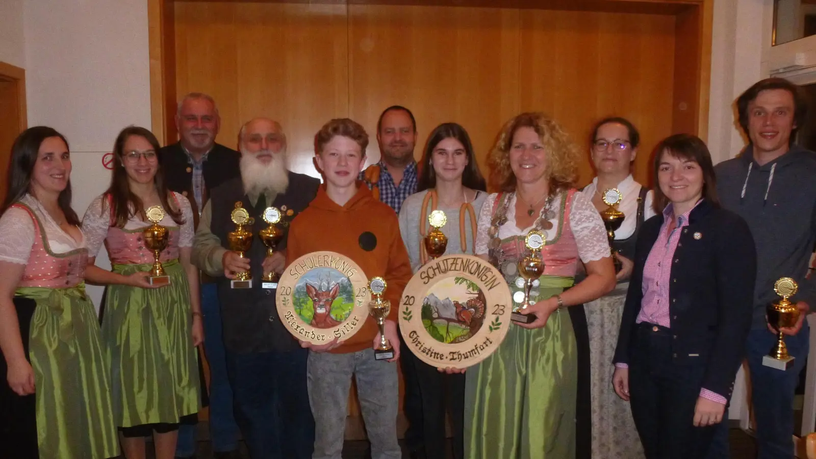 Den neuen Hoheiten und Meistern gratulieren Bürgermeister Ludwig Biller (hinten links) und Nicole Presche (rechts) (Bild: bk)