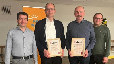 Fraktionssprecher Christoph Brand (rechts) und 1. Vorsitzender Markus Kaufmann (links) überreichen als Zeichen der Wertschätzung Urkunden an die beiden ausscheidenden Fraktionskollegen Dr. Gerhard Dobmeier (2. von links) und Walter Zimmermann (3. von links). Nicht im Bild: Dominik Kugler. (Bild: Andrea Sertl)