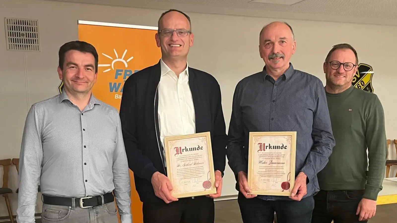 Fraktionssprecher Christoph Brand (rechts) und 1. Vorsitzender Markus Kaufmann (links) überreichen als Zeichen der Wertschätzung Urkunden an die beiden ausscheidenden Fraktionskollegen Dr. Gerhard Dobmeier (2. von links) und Walter Zimmermann (3. von links). Nicht im Bild: Dominik Kugler. (Bild: Andrea Sertl)