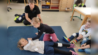 Die Kinder durften die stabile Seitenlage selber ausprobieren. (Bild: Veronika Janda)