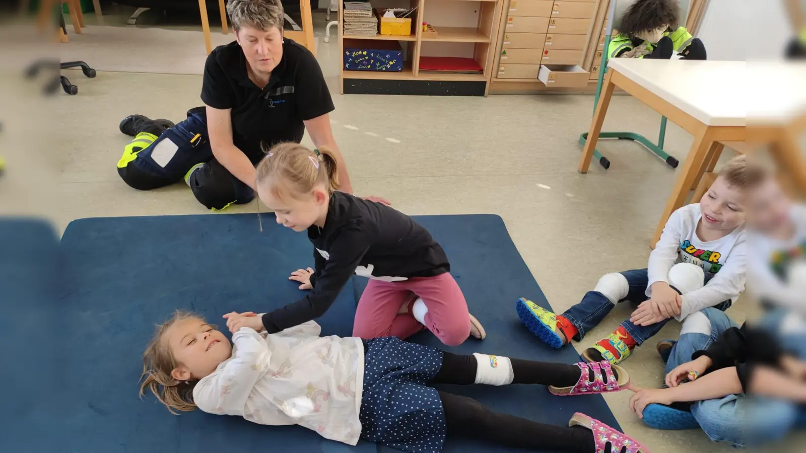 Die Kinder durften die stabile Seitenlage selber ausprobieren. (Bild: Veronika Janda)