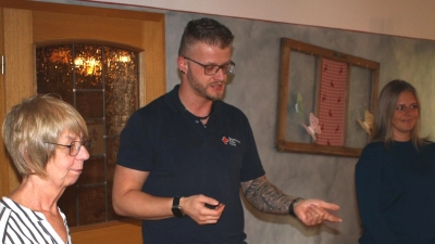 Das Angebot der Eschenbacher BRK-Tagespflege stellte Martin Hörl gemeinsam mit den Mitarbeiterinnen Gisela Rodler (links) und Melanie Pureco beim Burkhardsreuther Landvolk-Herbstfest vor. (Bild: Bernhard Piegsa)
