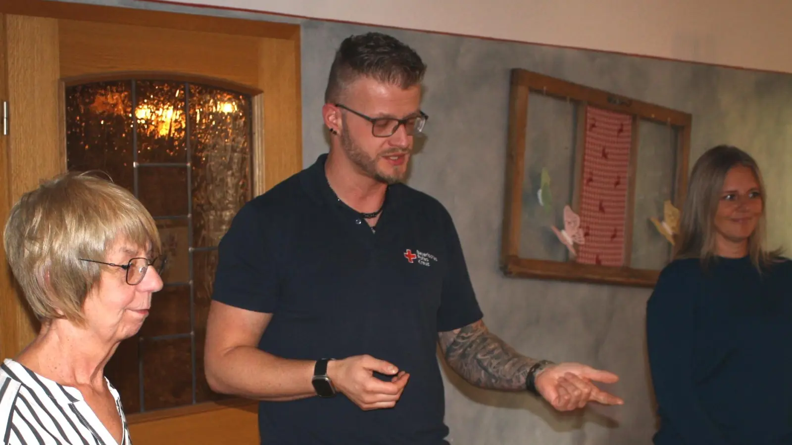 Das Angebot der Eschenbacher BRK-Tagespflege stellte Martin Hörl gemeinsam mit den Mitarbeiterinnen Gisela Rodler (links) und Melanie Pureco beim Burkhardsreuther Landvolk-Herbstfest vor. (Bild: Bernhard Piegsa)