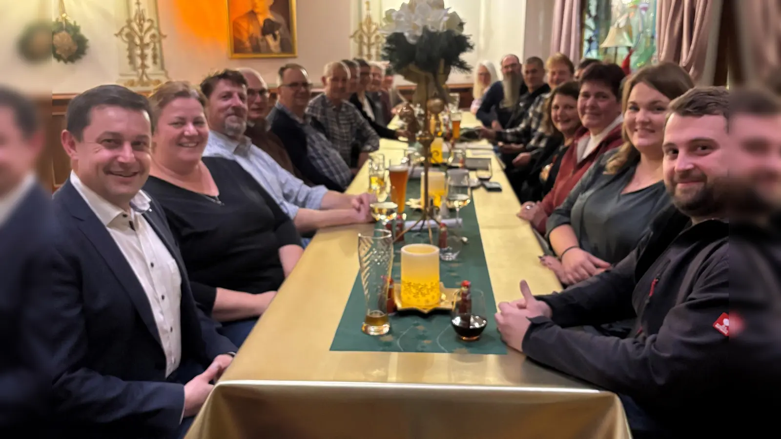 vorne links: Vorsitzender Stephan Gollwitzer mit Kolleginnen und Kollegen (Bild: Josef Heining)