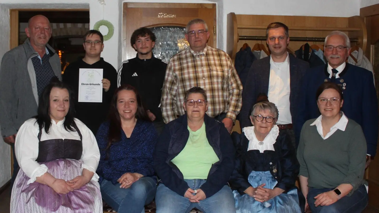 Bild zeigt die Geehrten zusammen mit Vorsitzenden Hans-Jürgen Enders (hi.v.re.) und Bürgermeister Wolfgang Söllner. (Bild: Josef Söllner)