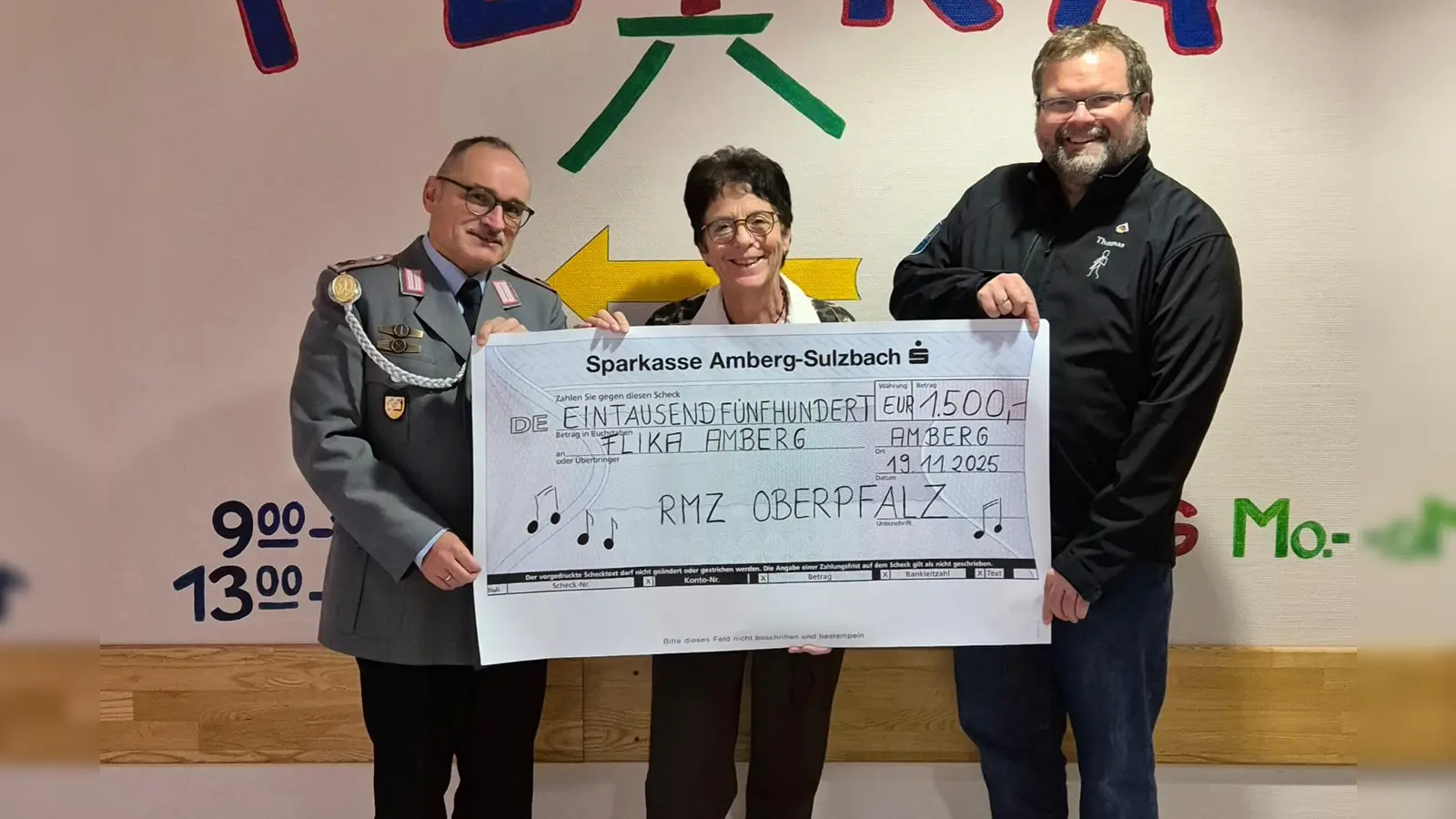 Peter Haberberger und Thomas Prechtl vom Reservistenmusikzug Oberpfalz (RMZ Oberpfalz) überreichen den Erlös aus dem diesjährigen Benefizkonzert an Margit Meier (FLIKA-Vorsitzende); Von links nach rechts: Peter Haberberger (RMZ Oberpfalz), Margit Meier (Vorsitzende von FLIKA), Thomas Prechtl (RMZ Oberpfalz). (Bild: Reinhard Fraunholz)